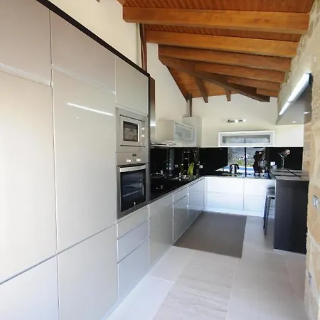 Sleeps 7 With Pool Air Con And Wifi